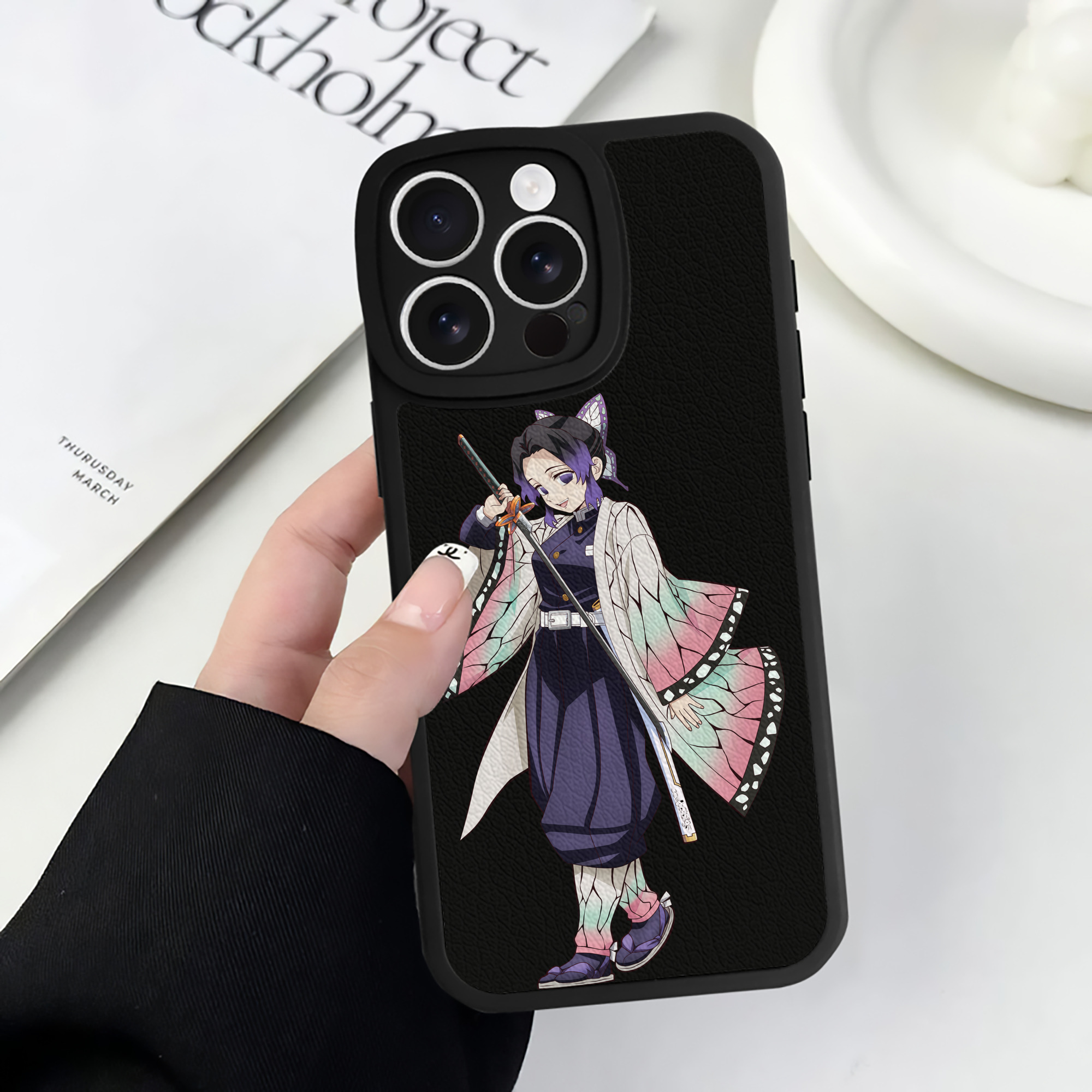 （画像用） 鬼滅の刃（きめつのやいば）蟲柱-胡蝶 しのぶ／こちょう しのぶ Kochou Shinobu 【iPhone 16シリーズ対応】シリコンスマホケース（レザー調） 材質：シリコン